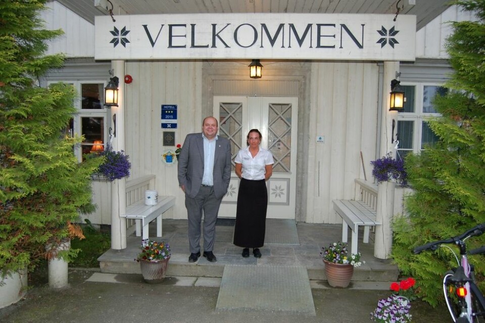 Vognmannen i SelbuDe besøkende ble ønsket velkommen til Selbu, her Terje Negård og Marianne Hesselberg på hotellet.