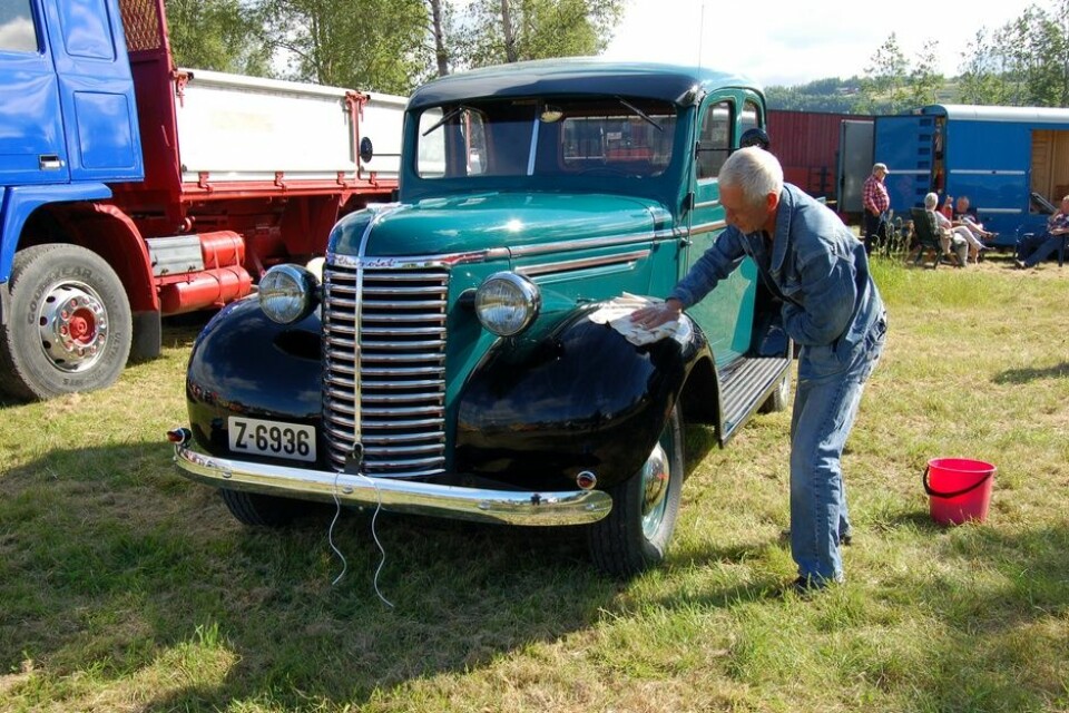 Vognmannen i SelbuJørn Hundsal gjorde sin 1939 Chevrolet ½ t pickup med dobbeltkabin klar til start.