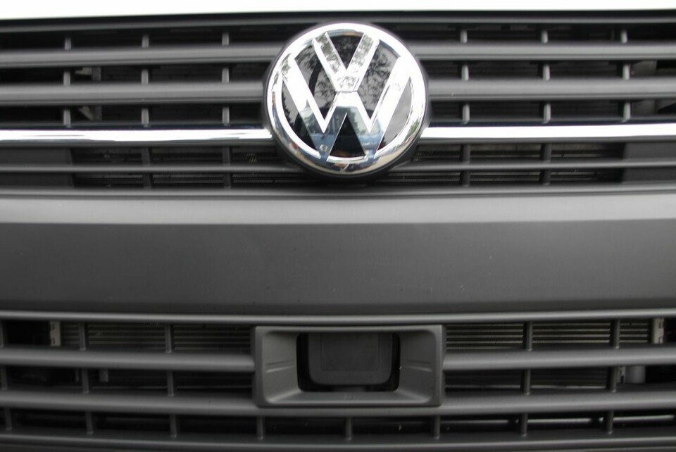 Nye Volkswagen TransporterSIKKERHETSUTSTYR: Den lille sensoren under Volkswagen-merket styrer mye av sikkerhetsutstyret, som front assist, city-nødbrems, multikollisjonsbrems.
