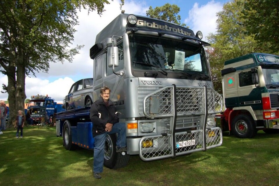 Nostalgitreff i Halden 2015Kjell Arild Näss foran sin Volvo F16 Imp. Globetrotter 1992 Foto: Knut Skallerud