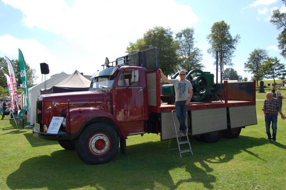 Nostalgitreff i Halden 2015Inge Bråtlund fra Lyngdal tok med en stasjonærmaskin på sin Scania Vabis LS 75Foto: Knut Skallerud