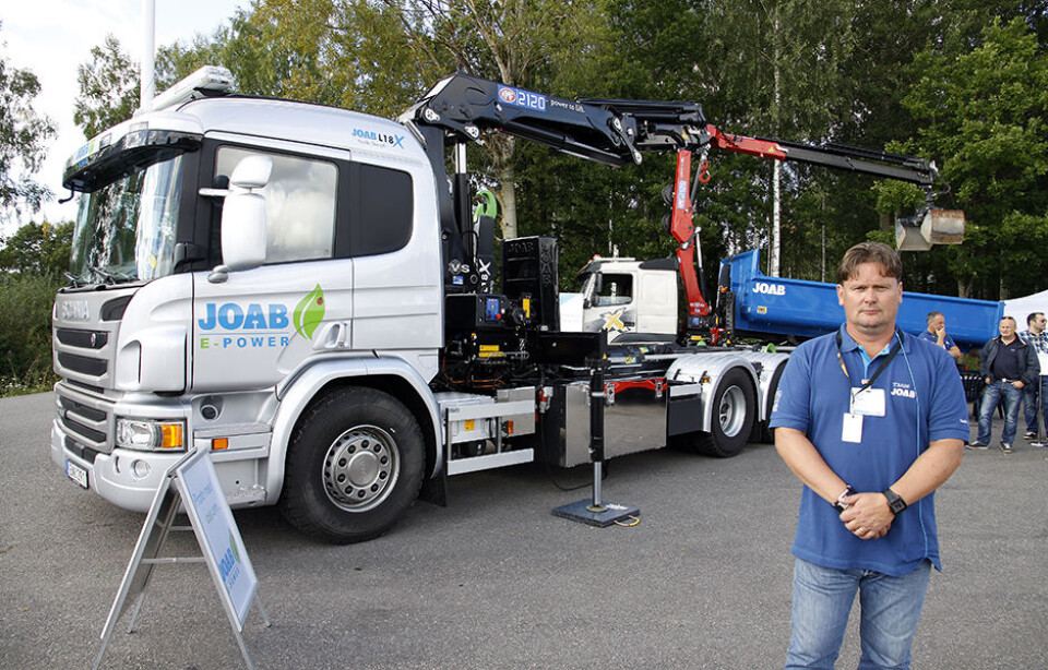 Trailer Trucking Festival på Mantorp ParkBenny Wing fra Joab viste blant annet E-Power, en løsning der påbygget kan kjøres på ren eldrift. Det innebærer en drivstoffreduksjon på opptil 25 prosent, lavere utslipp og et stillere arbeidsmiljø. Foto: Bengt Gustafsson