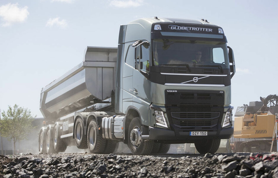 Volvo lanserer tandem akselløftVolvo Trucks sin nye tandem akselløft gjør det mulig å heve den bakre drivakselen når lastebilen kjører uten last. Produsenten hevder det gir drivstoffbesparelser på opptil fire prosent. Alle foto: Pontus Johansson