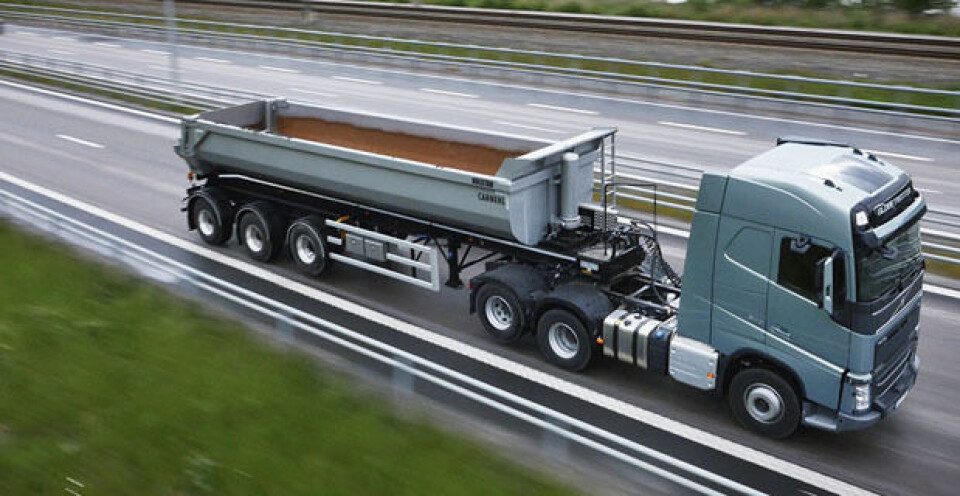 Tre firedeler av gods-transporten går på vei