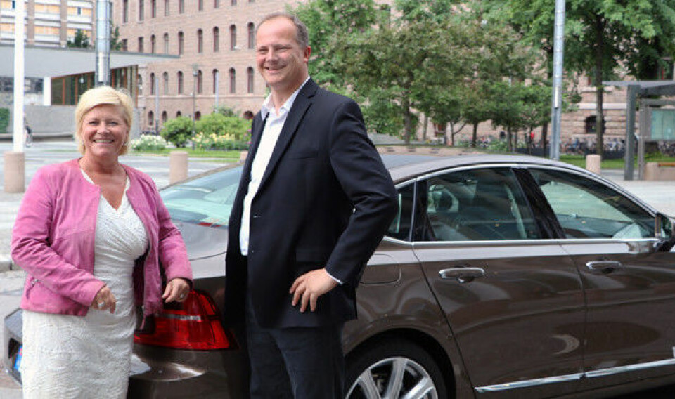 Prøver førerløs bil Samferdselsminister Ketil Solvik-Olsen og finansminister Siv Jensen fikk onsdag prøvekjøre en såkalt semi-autonom bil. (Foto: Samferdselsdepartementet)