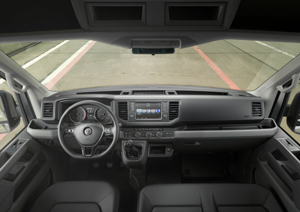 Volkswagen Crafter Front-, side- hodeairbag, og en rekke varslingssystemer, skal sørge for økt sikkerhet både for sjåfør og passasjer.