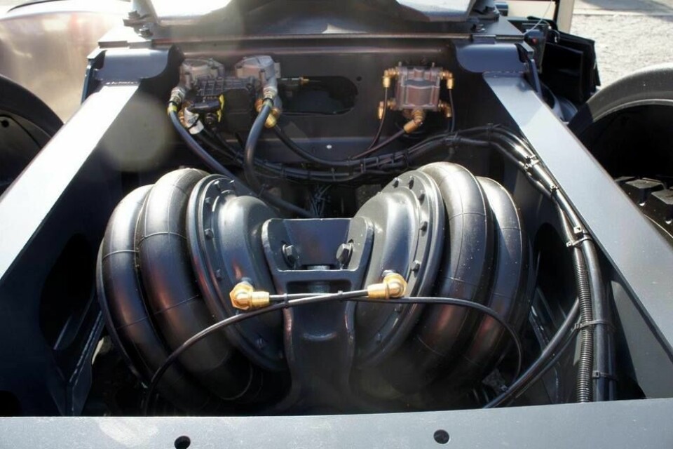 Jeg liker denne symmetrien her: det er slik man løser luftfjæringsproblemet i en bil med svingaksler bak.  Foto: Jon Winding-Sørensen