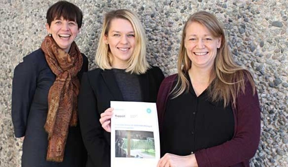 BussjåførBILDETEKST: Ingunn O. Ellis (f.h.) og Maria Amundsen fra Urbanet Analyse AS overleverer rapporten Framtidig behov for sjåførrekruttering til kollektivtransporten til Jofri Lunde i NHO Transport. Foto: Marit Grøttheim/NHO Transport