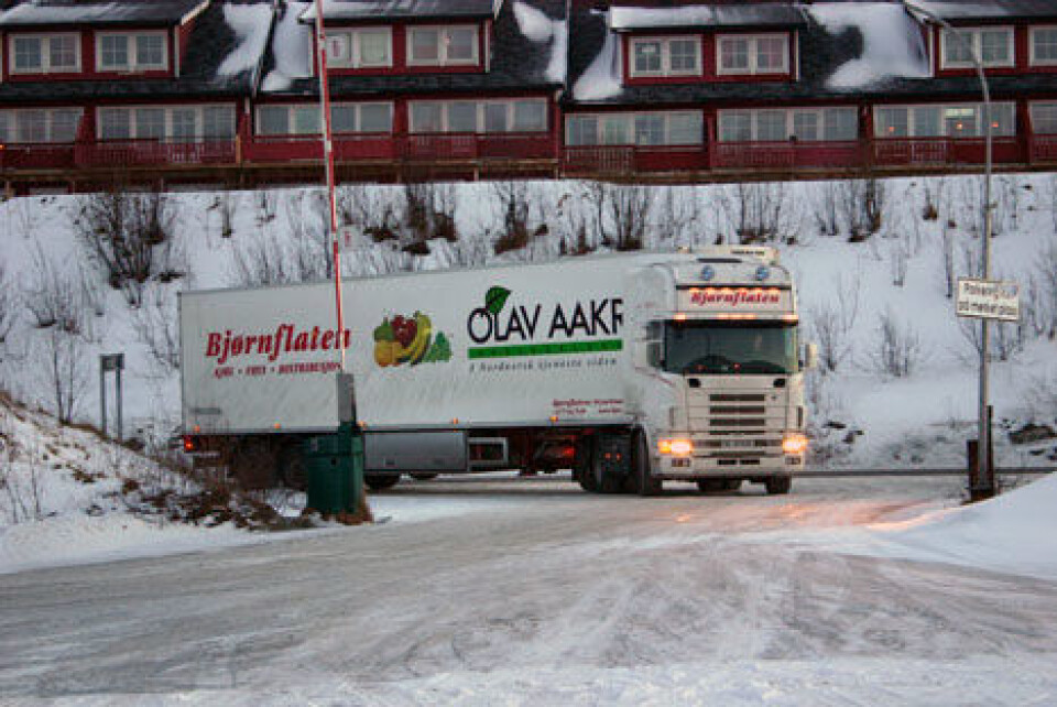 Bjørnflatens Frysetransport AS i Tromsø ble tuftet på transport av fisk og reker. I dag transporterer de også mye annet, men denne Scania 164 480 med semitrailer skal laste råreker som skal til Finnsnes for videreforedling, før turen går til Finland.Bjørnflatens Frysetransport AS i Tromsø ble tuftet på transport av fisk og reker. I dag transporterer de også mye annet, men denne Scania 164 480 med semitrailer skal laste råreker som skal til Finnsnes for videreforedling, før turen går til Finland.