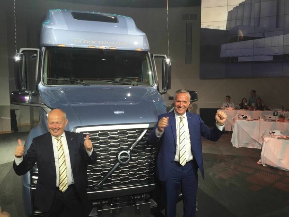 Claes Nilsson (t.v.), president i Volvo Trucks, og sjef for Volvo Trucks North America, Gøran Nyberg, smiler fra øre til øre når de viser frem den nye lastebilen. Foto: Brede Høgseth Wardrum