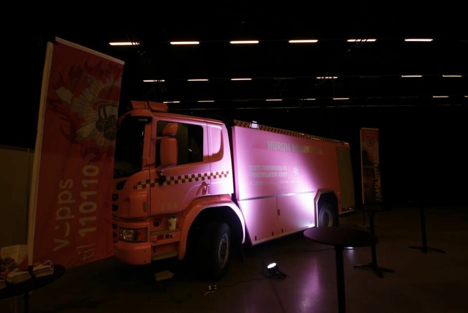Egenes Brannteknikk er spesialister på å bygge brannbiler. I anledning Rosa Sløyfe-aksjonen hadde de med en Scania tilhørende Hurum Brannvesen malt i knall rosa.