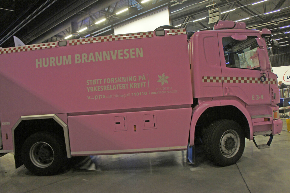 Egenes Brannteknikk er spesialister på å bygge brannbiler. I anledning Rosa Sløyfe-aksjonen hadde de med en Scania tilhørende Hurum Brannvesen malt i knall rosa. Foto: Jon Winding-Sørensen