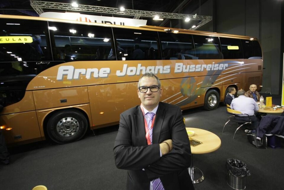 Teknisk direktør i Beulas, Toni Codina Soley, forteller at dette er den første bussen de har solgt til Norge, men at de har flere interessenter på gang. Foto: Brede Høgseth Wardrum