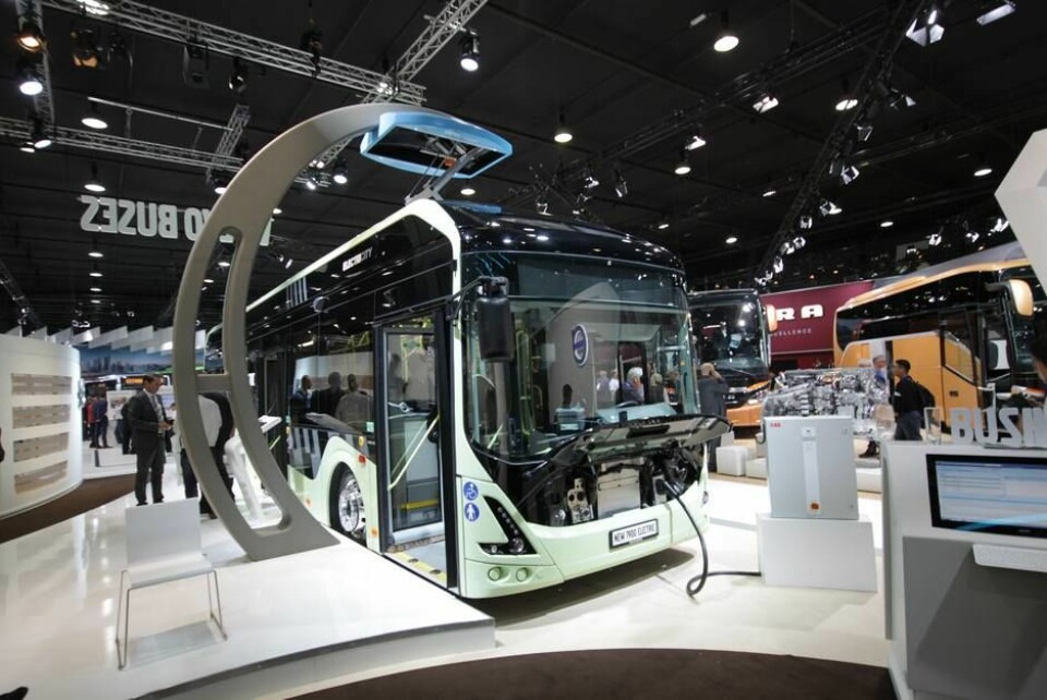 Volvo innfører nå plug in-lading på sine elektriske busser. Fra før var pantograf eneste løsning. Foto: Brede Høgseth Wardrum