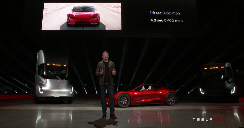 Tesla-grunder Elon Musk med de nye lastebilene og en ny utgave av Roadster som overrasket de fleste fredag morgen (norsk tid).
