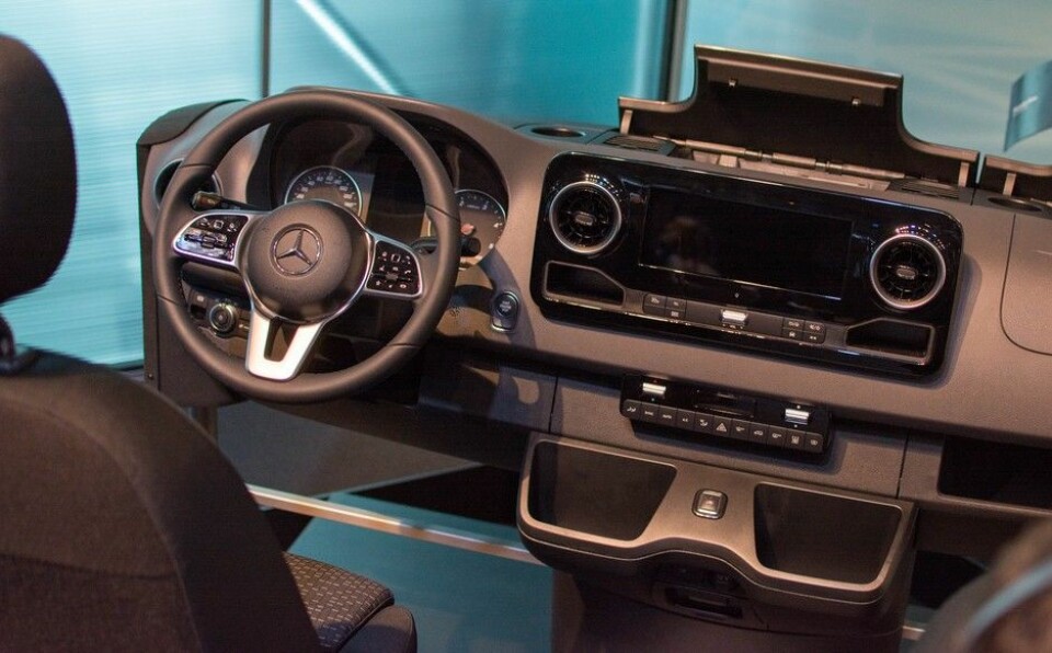 'Luksusdashbordet' i toppmodellen av neste års Mercedes Sprinter. Under luken på toppen finner du trådløs mobiltelefonlading og flere USB-uttak.Foto: Odd Erik Skavold Lystad