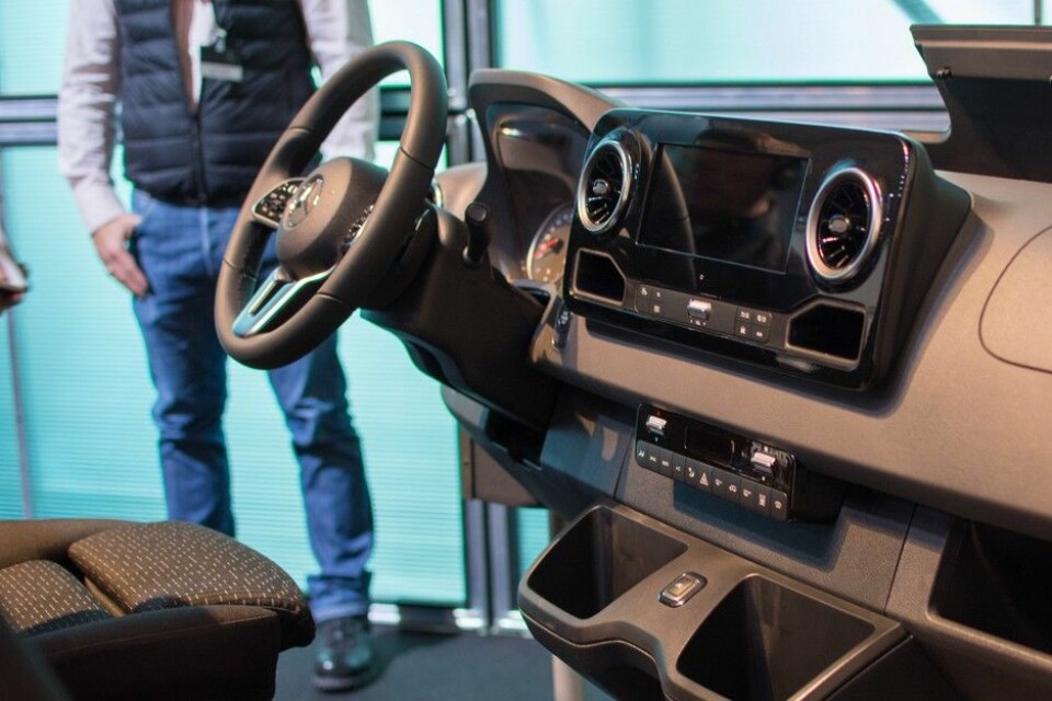 'Luksusdashbordet' i toppmodellen av neste års Mercedes Sprinter.Foto: Odd Erik Skavold Lystad