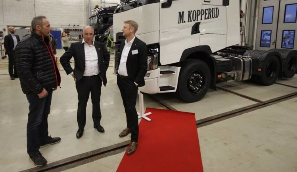 Den nå avtroppende Renault Trucks-presidenten, Bruno Blin (midten), besøkte den norske importøren på Furuset for noen år siden, da lastebilkunde Martin Kopperud (t.v.) fikk overrakt ny bil. Tidligere adm. dir. i Volvo Norge, Waldemar Christensen, til høyre.
