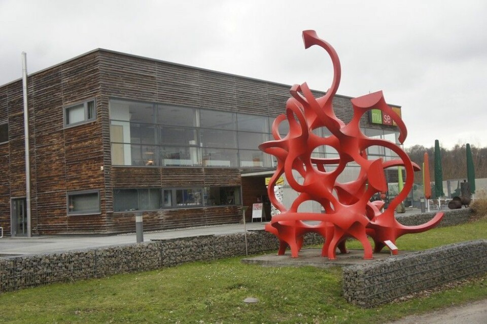 Unimog museetRed Loops heter kunstverket som ønsker velkommen til Unimog-museet i Gaggenau. Foto: Jon Winding-Sørensen