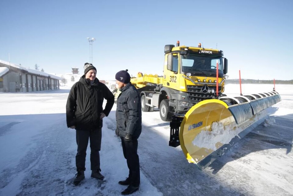 Samferdselsminister Ketil Solvik-Olsen (Frp) og Avinor-sjef Dag Falk-Petersen har stor tro på at ny teknologi skal effektivisere flyplassdriften.Foto: Brede Høgseth Wardrum