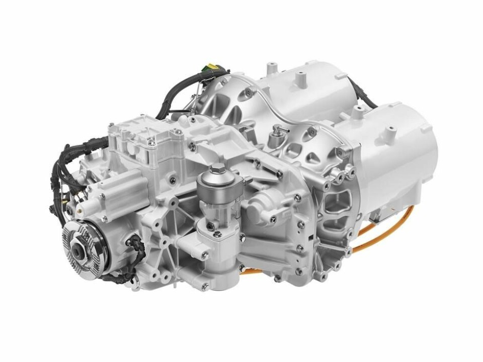 FE Electric har en Volvo-utviklet drivlinje med to elektriske tvillingmotorer som produserer en maksimal effekt på 370 kW og en konstant effekt på 260 kW.