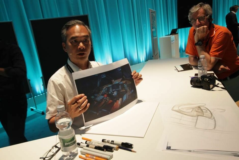 Designer Andy Sugata viser frem et førermiljø overlesset med knapper og skjermer. Relativt uoversiktlig. Dette var kanskje målestokken for noen år siden, men ikke nå lenger..