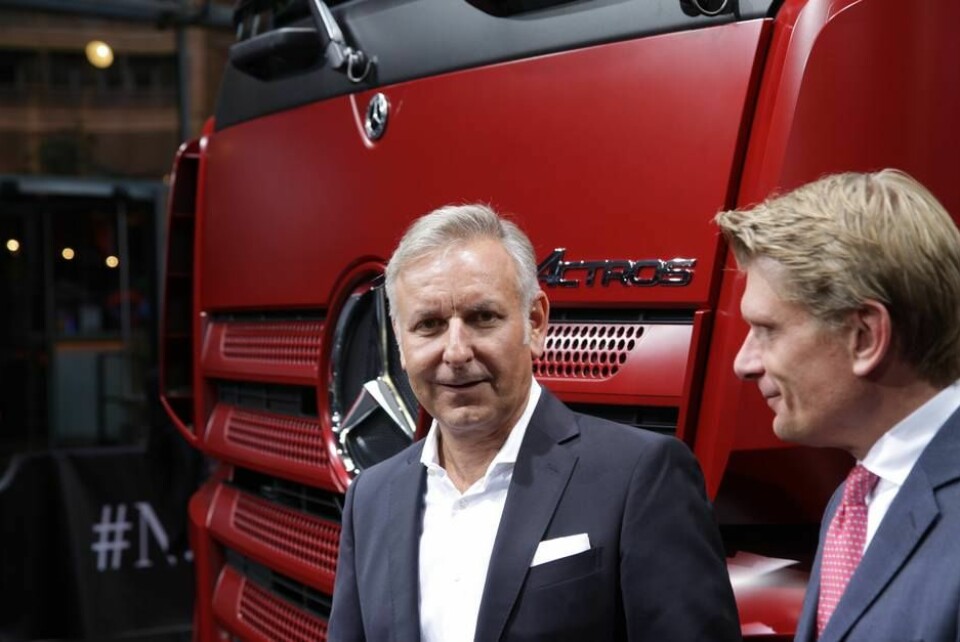 Toppsjef for Mercedes-Benz Trucks, Stefan Buchner (t.v.) sammen med en av Berlins sentrale politikere, Thomas Bareiss. Foto: Brede Høgseth Wardrum