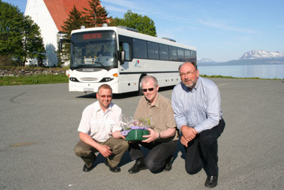 Tre sentrale personer foran Nordtrafikks første nye Scania buss. Fra venstre distriktssjef i Scania, Frank Nystad, avd.leder Steinar Johnsen i Nordtrafikk Buss avd. Harstad og salgsdirektør Jarl Ilaug fra Norsk Scania AS.Tre sentrale personer foran Nordtrafikks første nye Scania buss. Fra venstre distriktssjef i Scania, Frank Nystad, avd.leder Steinar Johnsen i Nordtrafikk Buss avd. Harstad og salgsdirektør Jarl Ilaug fra Norsk Scania AS.