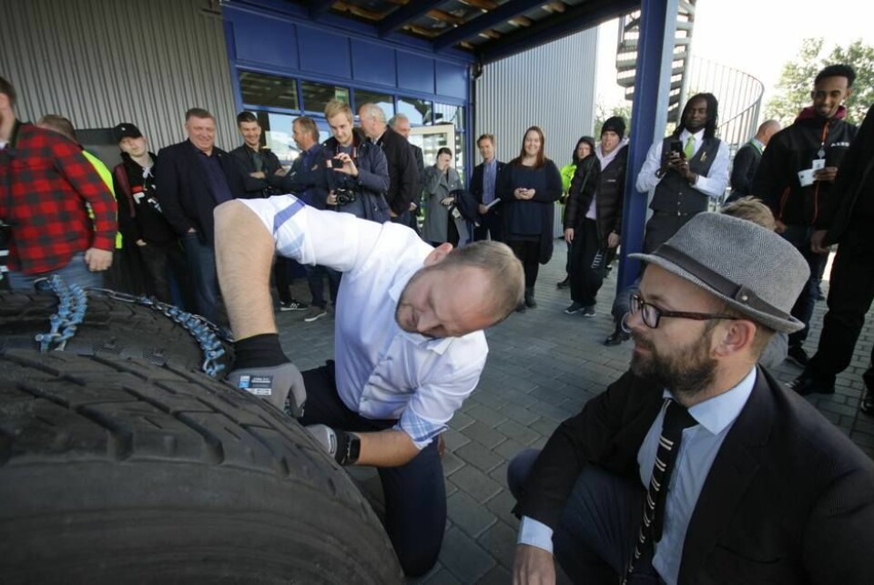 Samferdselsminister Jon Georg Dale (Frp) fikk prøve seg i å legge på kjettinger. Det var tydelig at han hadde prøvd det før. Foto: Brede Høgseth Wardrum