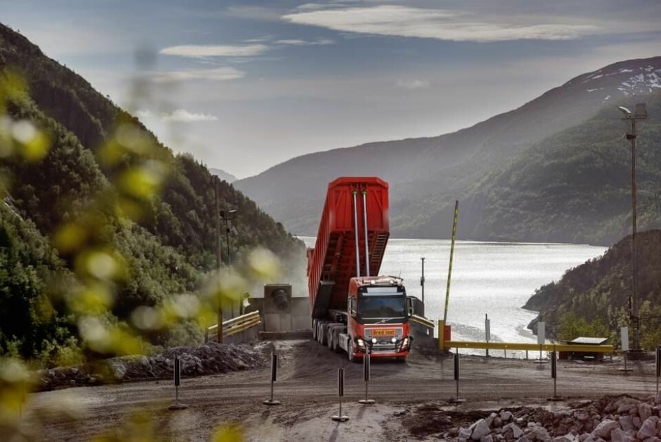 Seks førerløse Volvo FH16 -lastebiler skal transportere kalkstein på en fem kilometer lang strekning gjennom tunneler mellom gruven til Brønnøy Kalk og knuseren.Foto: Volvo Trucks