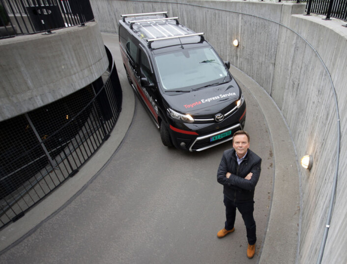 proacebakken<br>VIKTIG VAREBIL: Hans Petter Bakken, nyttekjøretøyansvarlig i Toyota Norge, understreker at Proace 4x4 blir en svært viktig bil for importøren og forhandlerne. Foto: Brede Høgseth Wardrum<br> proacebakken<br>VIKTIG VAREBIL: Hans Petter Bakken, nyttekjøretøyansvarlig i Toyota Norge, understreker at Proace 4x4 blir en svært viktig bil for importøren og forhandlerne. Foto: Brede Høgseth Wardrum<br>