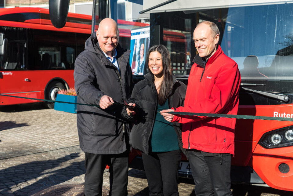 SNORKLIPP: Administrerende direktør i Unibuss Øystein Svendsen, byråd for miljø og samferdsel Lan Marie Nguyen Berg og plandirektør i Ruter, Snorre Lægran klippet snoren på de første elbussene til miljøhovedstaden.SNORKLIPP: Administrerende direktør i Unibuss Øystein Svendsen, byråd for miljø og samferdsel Lan Marie Nguyen Berg og plandirektør i Ruter, Snorre Lægran klippet snoren på de første elbussene til miljøhovedstaden. SNORKLIPP: Administrerende direktør i Unibuss Øystein Svendsen, byråd for miljø og samferdsel Lan Marie Nguyen Berg og plandirektør i Ruter, Snorre Lægran klippet snoren på de første elbussene til miljøhovedstaden.SNORKLIPP: Administrerende direktør i Unibuss Øystein Svendsen, byråd for miljø og samferdsel Lan Marie Nguyen Berg og plandirektør i Ruter, Snorre Lægran klippet snoren på de første elbussene til miljøhovedstaden.