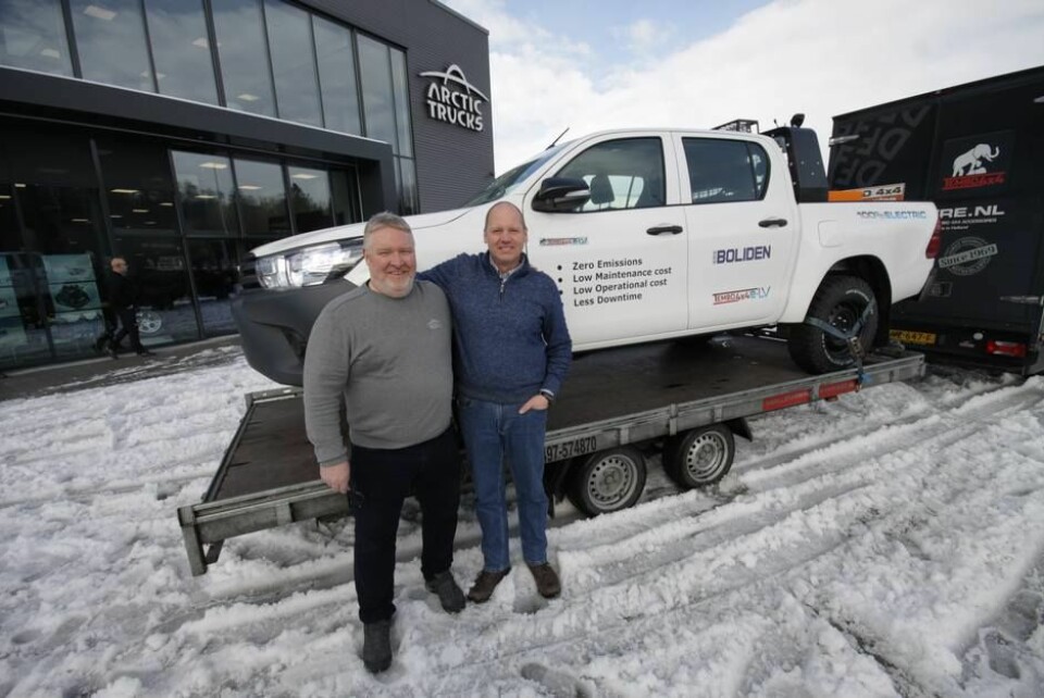 Arctic Trucks-sjefen Ørn Thomsen (t.v.) og Tembo-sjefen, Frank Daams, viser frem den elektriske pickupen de håper å selge mange av i Norge etterhvert.