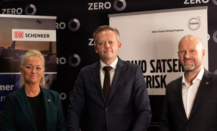 schenkervolvo<br>PRESENTERTE INTENSJONSAVTALE: Christine Holtan Bøgh i Zero, Knut Eriksmoen, administrerende direktør i DB Schenker og Gunnar Brattli, salgsdirektør i Volvo Norge. Foto: Caroline Dokken Wendelborg, Zero<br> schenkervolvo<br>PRESENTERTE INTENSJONSAVTALE: Christine Holtan Bøgh i Zero, Knut Eriksmoen, administrerende direktør i DB Schenker og Gunnar Brattli, salgsdirektør i Volvo Norge. Foto: Caroline Dokken Wendelborg, Zero<br>