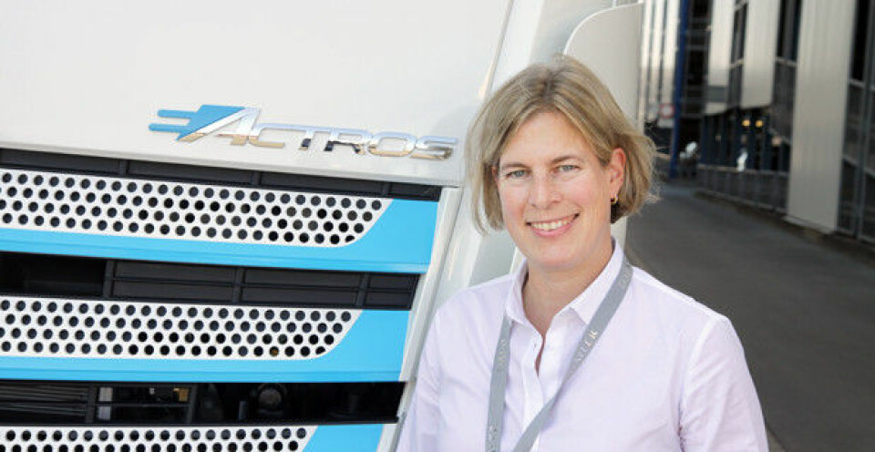 Gesa Reimelt er sjef for E-Mobility Group i Daimler Trucks & Buses. Her avbildet med en Mercedes-Benz eActros. Foto: Brede Høgseth Wardrum
