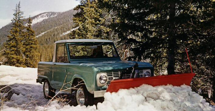 PICKUP: 1967-modell Ford Bronco pickup kunne brukes til mange arbeidsoppgaver. Nå er en ny Bronco snart klar. Foto: Ford