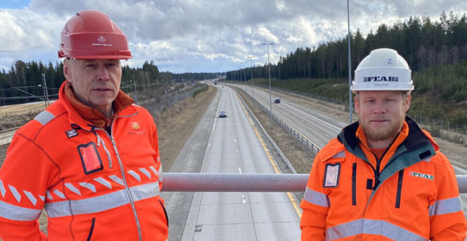 Byggleder Morten Charles Hoff, Statens vegvesen, og anleggsleder Torfinn Dahl i Peab leder arbeidet med å skifte ut det støyende og utslitte betongdekket på E6. (Foto: Per Kollstad/Statens vegvesen)