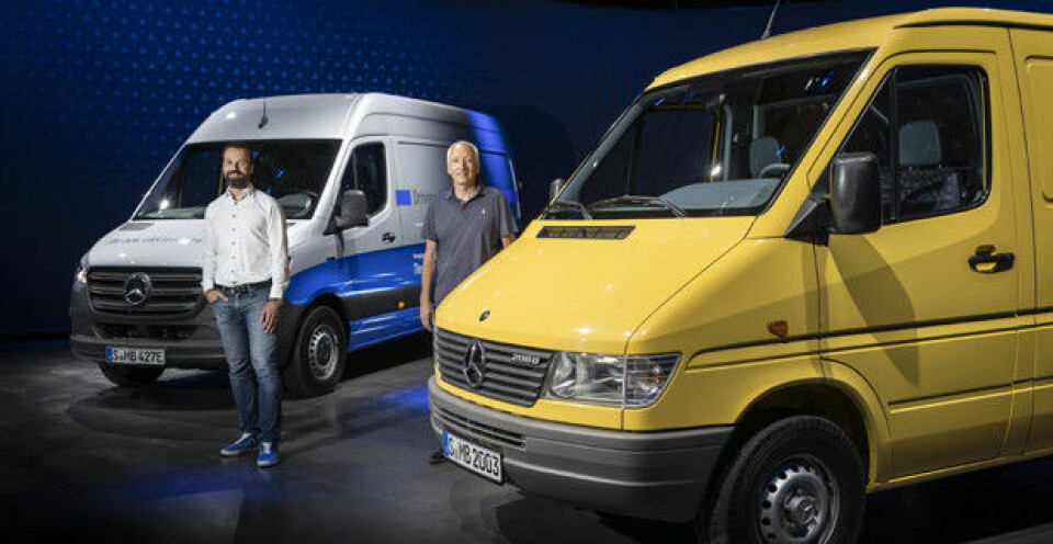 Norbert Kunz (t.h.), markedssjef for Mercedes-Benz Sprinter, og Benjamin Kaehler, sjef for eDrive@VANs (elvarebil-sjef på norsk) hos Daimler med første generasjon Sprinter og nye eSprinter.