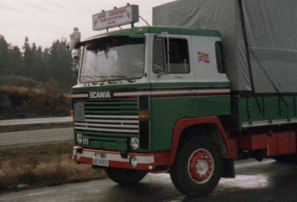 Her er den første lastebilen Tommy Olsen kjørte etter han fikk tungbilførerkort. Fargekombinasjonen har vært inspirasjonen til bilen han kjører i dag.Foto: Privat