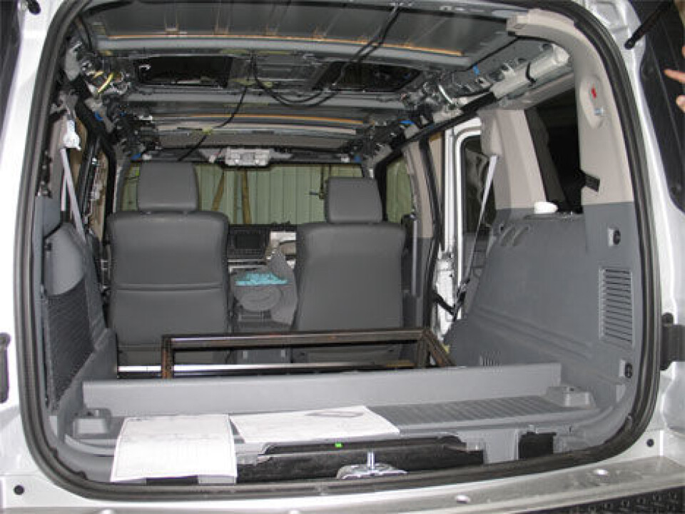 Ut med seter og ned med taktrekk. Det er første ledd når bilen ribbes innvendig. Det må lages et nytt, rettere gulv slik at bilen får den beste bruksnytten. Ut med seter og ned med taktrekk. Det er første ledd når bilen ribbes innvendig. Det må lages et nytt, rettere gulv slik at bilen får den beste bruksnytten.