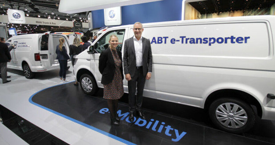 Anita Svanes, kommunikasjonssjef i Harald A. Møller AS, og Håkon Wirak, direktør Volkswagen Nyttekjøretøy, fikk se ABT e-Transporter første gang på IAA i 2018. Nå er det klart at den ikke skal selges i Norge. Foto: Brede Høgseth Wardrum