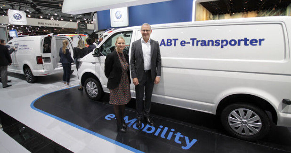 Anita Svanes, kommunikasjonssjef i Harald A. Møller AS, og Håkon Wirak, direktør Volkswagen Nyttekjøretøy, fikk se ABT e-Transporter første gang på IAA i 2018. Nå er det klart at den ikke skal selges i Norge. Foto: Brede Høgseth Wardrum Anita Svanes, kommunikasjonssjef i Harald A. Møller AS, og Håkon Wirak, direktør Volkswagen Nyttekjøretøy, fikk se ABT e-Transporter første gang på IAA i 2018. Nå er det klart at den ikke skal selges i Norge. Foto: Brede Høgseth Wardrum