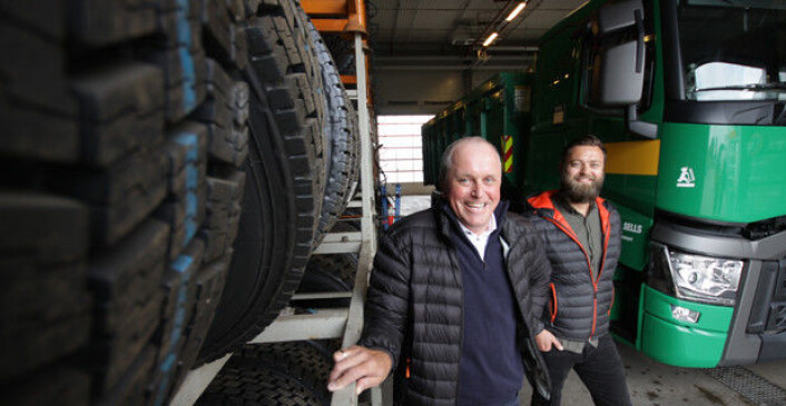 Reidar Samuelsen (t.v.), Business Manager B2B for Vianor Skandinavia, forteller om en formidabel vekst de fire seneste årene, blant annet på etterspørsel etter kilometeravtaler som Kim Morønning er ansvarlig for. Foto: Brede Høgseth Wardrum Reidar Samuelsen (t.v.), Business Manager B2B for Vianor Skandinavia, forteller om en formidabel vekst de fire seneste årene, blant annet på etterspørsel etter kilometeravtaler som Kim Morønning er ansvarlig for. Foto: Brede Høgseth Wardrum