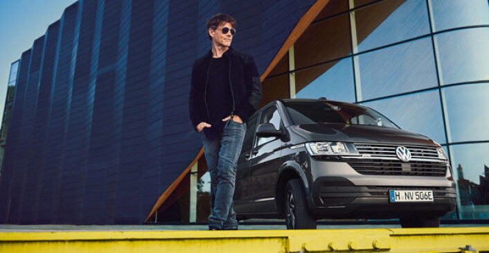 Morten Harket fotografert med Volkswagen ABTe-Transporter utenfor Kilden kulturhus i sørlandshovedstaden. Foto: Julia Marie Werner / VWN Morten Harket fotografert med Volkswagen ABTe-Transporter utenfor Kilden kulturhus i sørlandshovedstaden. Foto: Julia Marie Werner / VWN