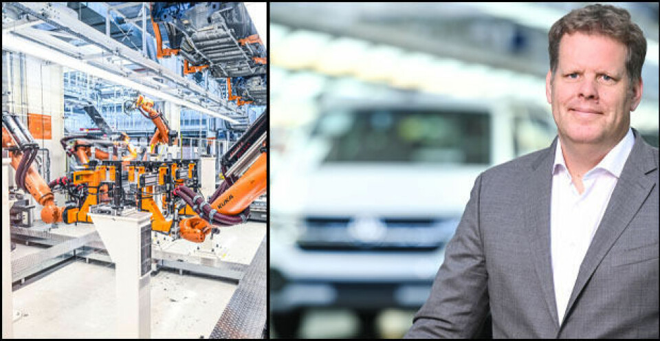 Dr. Carsten Intra, formann for direksjonen hos Volkswagen Nutzfahrzeuge, omstiller hovedfabrikken.