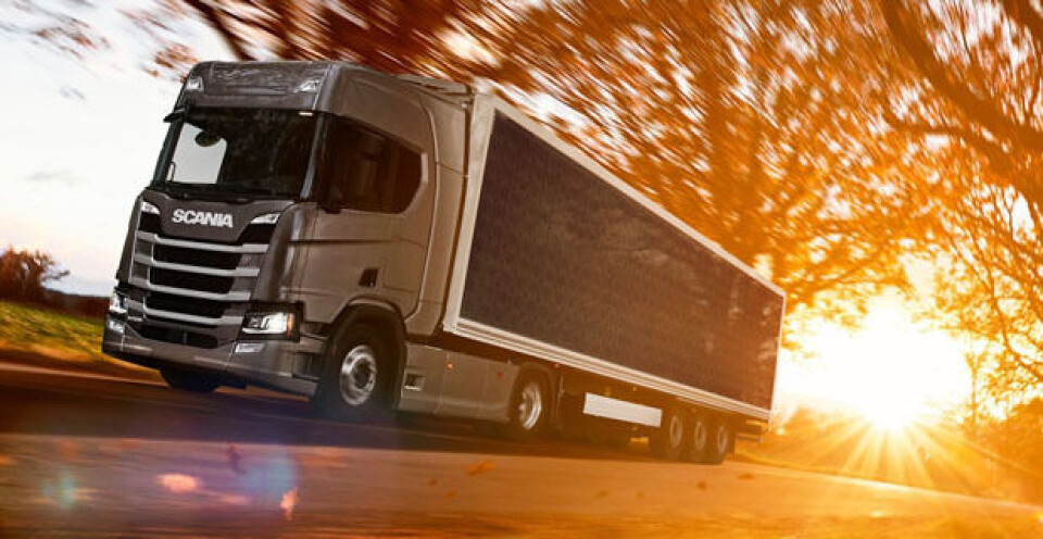 Sparer drivstoff med solcellepaneler på hengeren