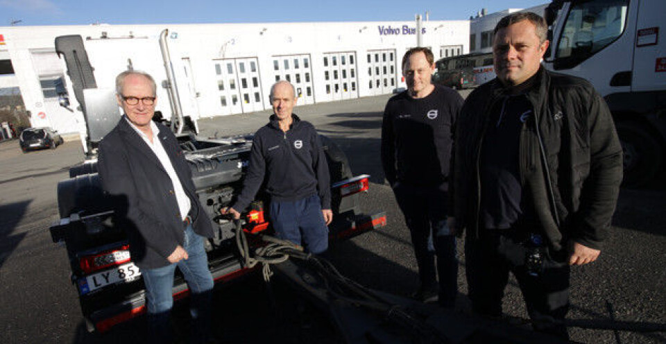 SPRER VIKTIG INFORMASJON: Knut Martin Breivik (t.v.), fagsjef forhandler- og verksteddrift i Norges Bilbransjeforbund, sammen med følgende trio fra Volvo Truck Center på Furuset: Jan Bodin (f.v.), teknisk leder, Espen Sandbraaten, sjef for kundemottaket,