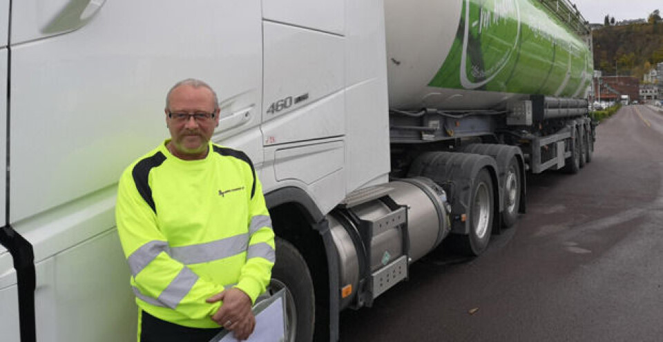 Sjåfør Mattias Østberg Qvist i Sørum Transport AS kjører den svensk-norske og ombygde biogassbilen. Den skal frakte flyveaske fra forbrenning i Sverige til behandling i Norge.