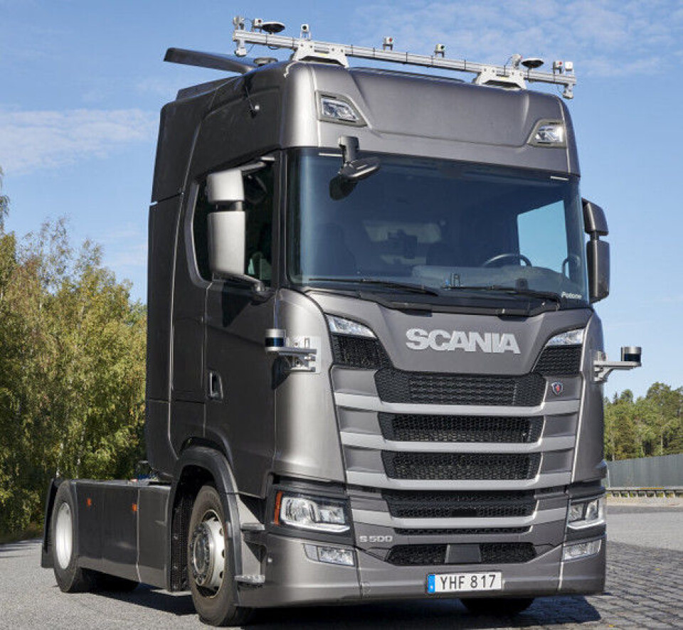 Scania selvkjørScaniaen er utstyrt med en rekke kameraer, sensorer og tilkoblede enheter som skal gjøre bilen i stand til å kjøre på egenhånd. Scania selvkjørScaniaen er utstyrt med en rekke kameraer, sensorer og tilkoblede enheter som skal gjøre bilen i stand til å kjøre på egenhånd.