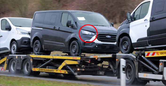 Det som antageligvis er den neste generasjon Ford Transit ble fotografert på vei til testing nylig. Frontlykten er blant det som ser annerledes ut. Foto: S. Baldauf/SB-Medien Det som antageligvis er den neste generasjon Ford Transit ble fotografert på vei til testing nylig. Frontlykten er blant det som ser annerledes ut. Foto: S. Baldauf/SB-Medien